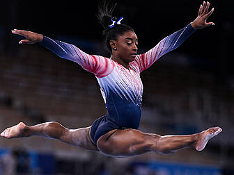 Simone Biles explains being cl...